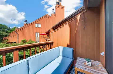 586 Sanderling Ct, Secaucus, NJ 07094