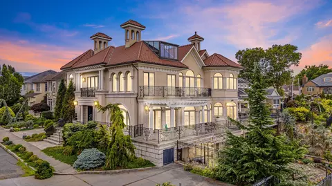 32 Benmore Ter, Bayonne, NJ 07002
