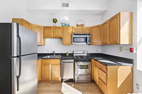 231 Grand St #5R, Hoboken, NJ 07030