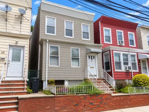 41 W 11th St, Bayonne, NJ 07002