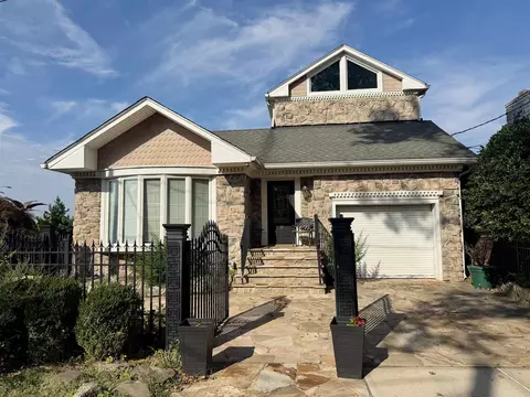 33 Roosevelt Ter, Bayonne, NJ 07002