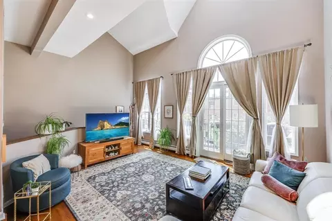 298 3rd St #4, Jersey City, NJ 07302