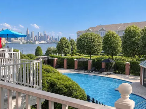 415 Newburgh Ct, West New York, NJ 07093