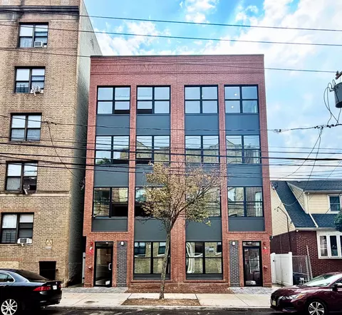 88 Bergen Ave #3, Jersey City, NJ 07305