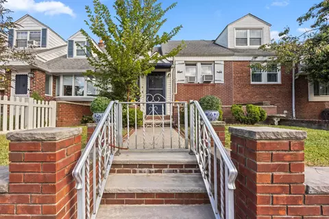 4 Parkside Ln, Bayonne, NJ 07002