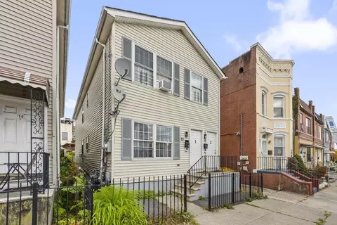 12 Bayview Ave, Jersey City, NJ 07305