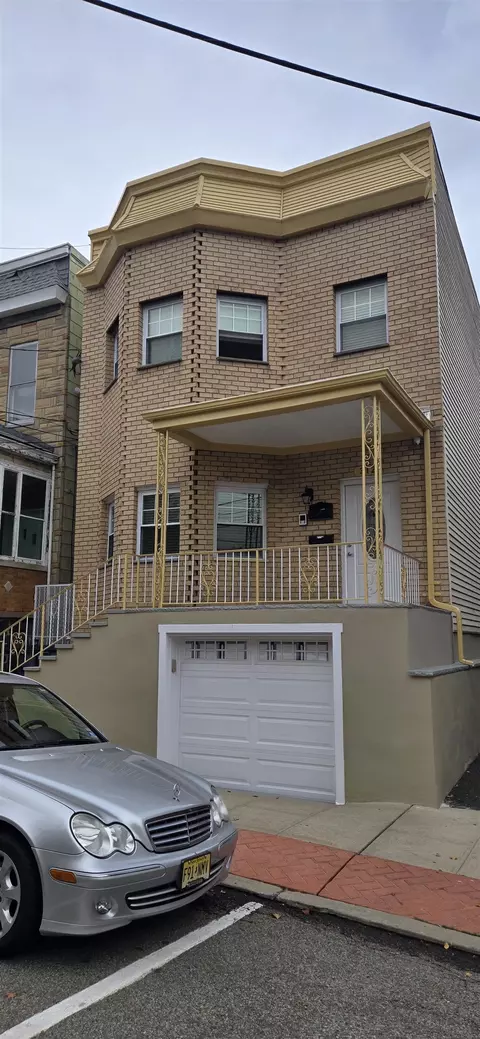 312 16th St, Union City, NJ 07087