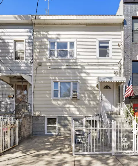 79 Chestnut Ave, Jc Journal Square, NJ 07302