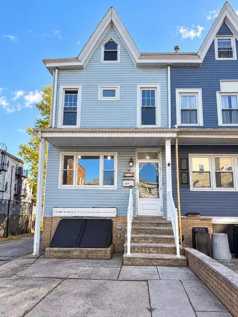 10 W 52nd St, Bayonne, NJ 07002