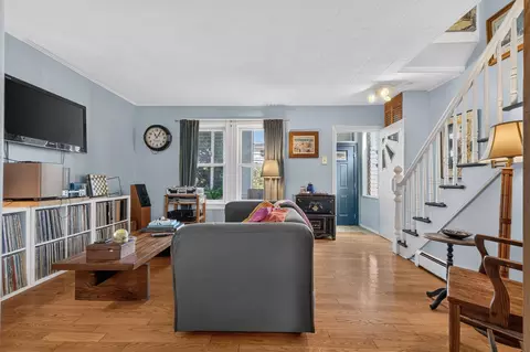 22 W 7th St, Bayonne, NJ 07002