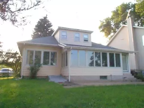 2410 Macarthur Dr, Mchenry, IL 60050 photo 1