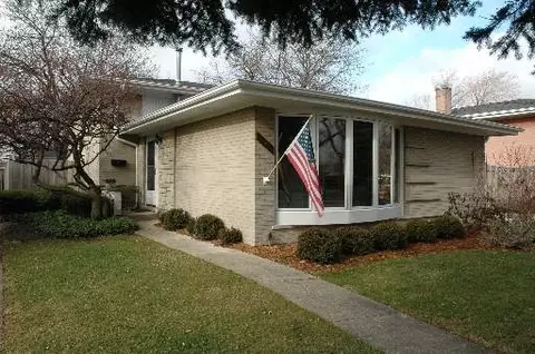 2048 Plainfield Dr, Des Plaines, IL 60018 photo 1