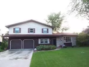 390 Northgate Rd, Lindenhurst, IL 60046 photo 1
