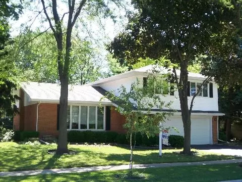 1015 Sherwood Dr, Wheeling, IL 60090 photo 1