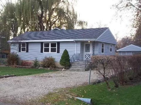 2009 Oak Dr, Mchenry, IL 60050 photo 1