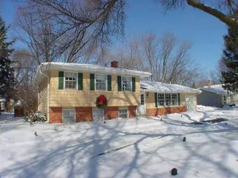 537 Spruce Dr, Naperville, IL 60540 photo 1