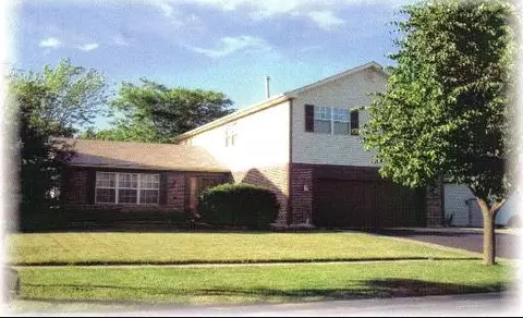 2030 Honey Locust Dr, Algonquin, IL 60102 photo 1