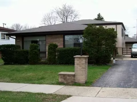 2132 Eastview Dr, Des Plaines, IL 60018 photo 1