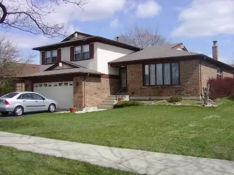 675 Longtree Dr, Wheeling, IL 60090 photo 1