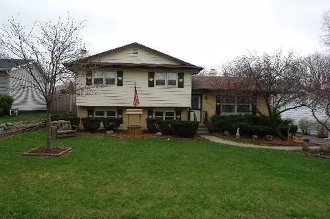 2303 Rolling Ridge Ln, Lindenhurst, IL 60046 photo 1