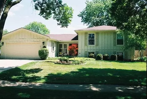 2064 Spring Green Dr, Wheaton, IL 60187 photo 1