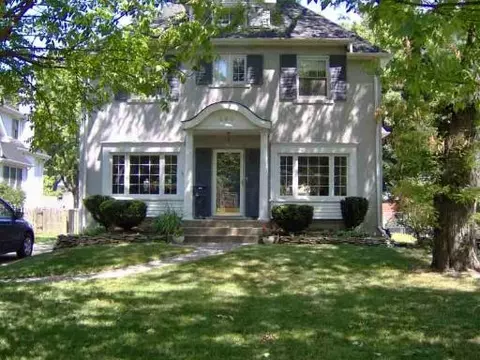 296 Blackhawk Dr, Riverside, IL 60546 photo 1