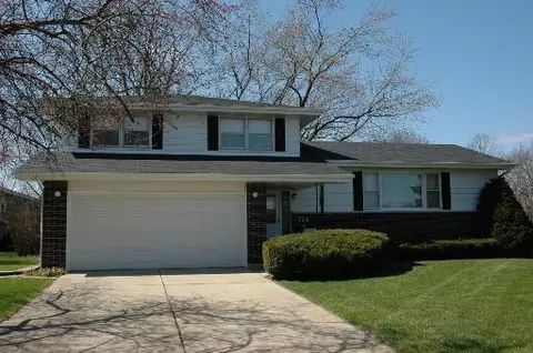 174 Thomas More Dr, Elgin, IL 60123 photo 1
