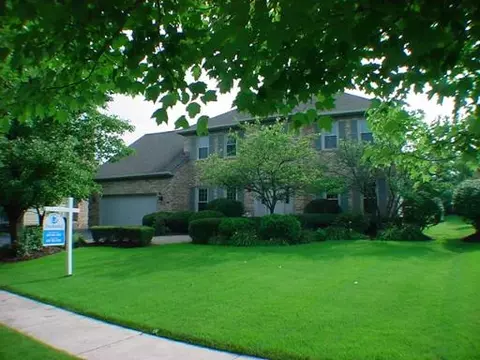 1451 Eagle Brook Dr, Geneva, IL 60134 photo 1