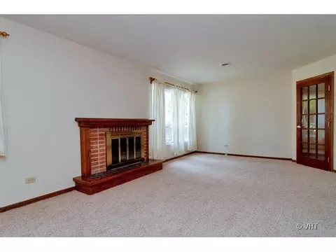 951 Pebble Dr, Wheeling, IL 60090 photo 2