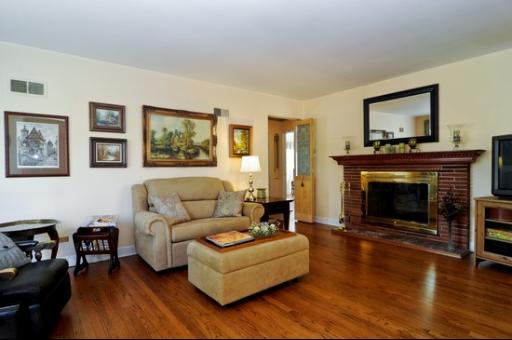 238 N Wolf Rd, Des Plaines, IL 60016 photo 2