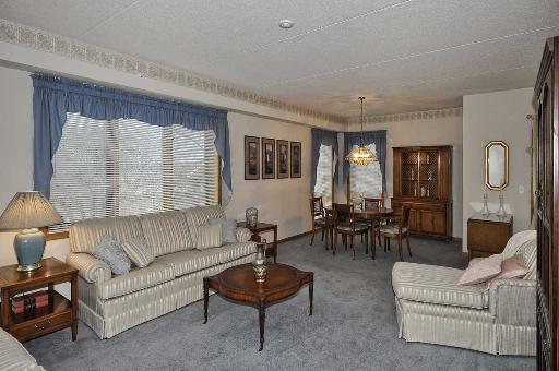 1327 E Washington St #402, Des Plaines, IL 60016 photo 2