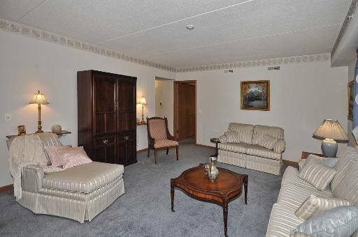 1327 E Washington St #402, Des Plaines, IL 60016 photo 5