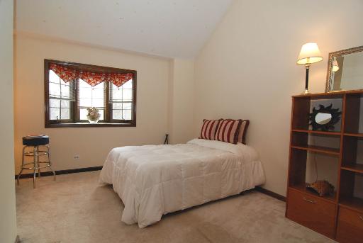 2067 Middleton Dr, Wheaton, IL 60189 photo 12