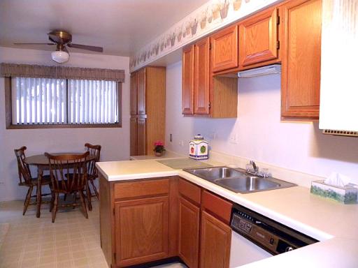 21 Creekside Cir #A, Elgin, IL 60123 photo 2