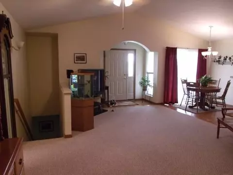 1242 Sycamore St, Peru, IL 61354 photo 2