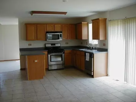 712 Maplewood Dr, Minooka, IL 60447 photo 2