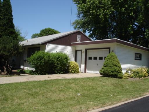 703 15th St, Peru, IL 61354 photo 1