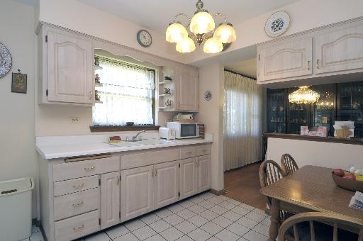 1241 Howard Ave, Des Plaines, IL 60018 photo 5