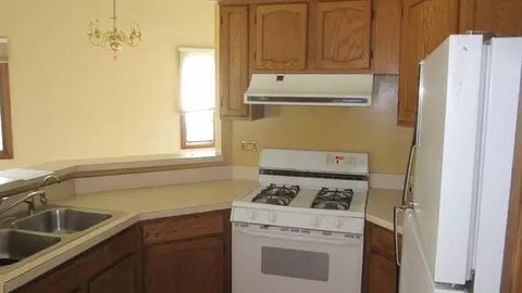 750 Cimarron Dr, Cary, IL 60013 photo 2