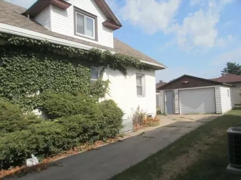 719 Tenth St, Peru, IL 61354 photo 2