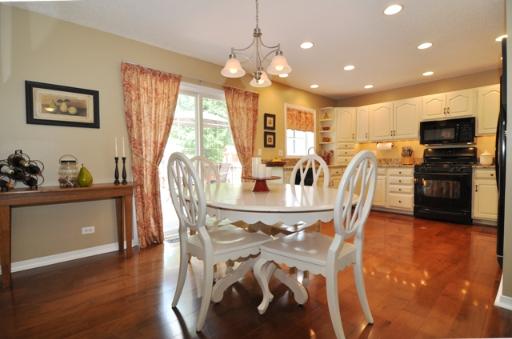 1128 Independence Dr, Bartlett, IL 60103 photo 2
