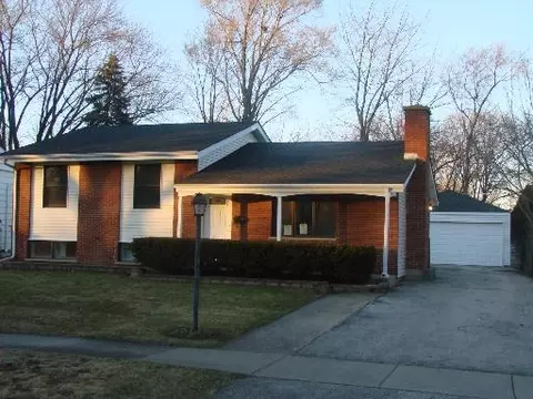 1052 Kenilworth Dr, Wheeling, IL 60090 photo 1