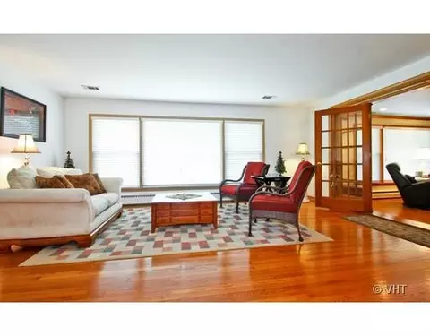 1542 Maple St, Des Plaines, IL 60018 photo 2