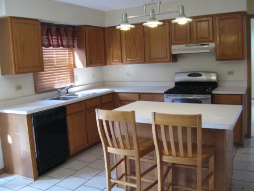 2215 Irvine Ln, Plainfield, IL 60586 photo 2