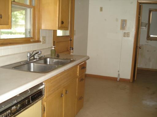 889 S Curtis Ave, Kankakee, IL 60901 photo 4