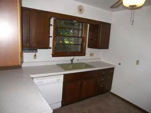 907 Fourth St, Peru, IL 61354 photo 4