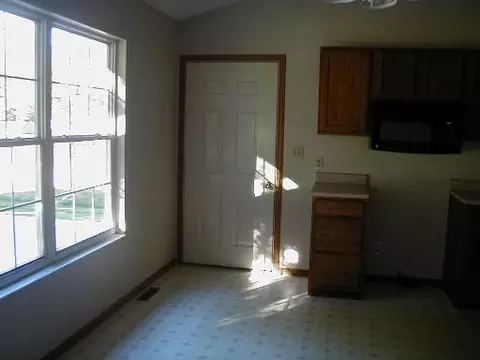 802 Catlin St, Ottawa, IL 61350 photo 4