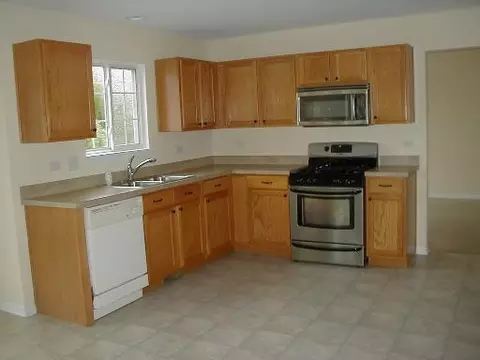 709 Brita Trl, Minooka, IL 60447 photo 2