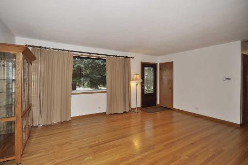 706 E Cedar Ln, Mount Prospect, IL 60056 photo 2