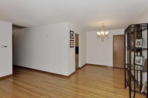 706 E Cedar Ln, Mount Prospect, IL 60056 photo 3